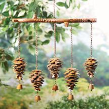 Carillons Diy, Pine Cone Art, Wiccan Decor, Deco Nature, Diy Wind Chimes, Geek Decor, Cones Crafts, Driftwood Crafts, Pine Cone Crafts