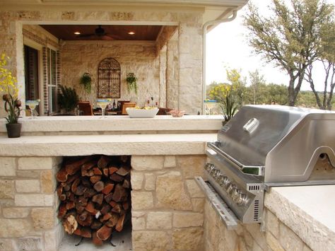 Explore inspirational outdoor kitchens for ideas on cooking islands, gas grills, cooking centers, eating areas and more. Outdoor Kitchen Countertops, Outdoor Kitchen Decor, Outdoor Kitchen Bars, Grill Area, Outdoor Kitchen Appliances, Pictures Tips, Basic Kitchen, Built In Grill, Outdoor Kitchens