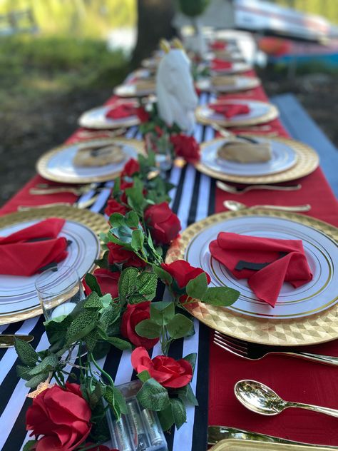 Kentucky Derby Table Centerpieces, Kentucky Derby Themed Party Decorations, Kentucky Derby Table Decorations, Derby Table Decorations, Kentucky Derby Bridal Shower Ideas, Derby Tablescape, Kentucky Derby Gala, Kentucky Derby Party Decor, Kentucky Derby Tablescape