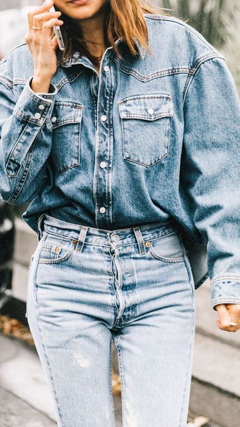 Who said you can's rock all denim outfits like a 90's goddess? Learn how to pair your favorite denim items and look stylish and comfortable.   #denimondenim Denim On Denim Outfit 90s, Denim Shirt Outfit, Denim Street Style, Jeans Trend, Moda Denim, Denim Outfits, Outfit 90s, Paris Fashion Week Street Style, All Jeans