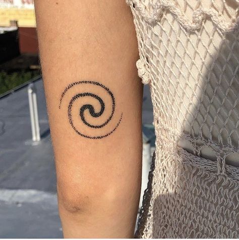 Kawaii Tattoos, Cool Henna, Tattoo 2022, Tattoo Party, Swirl Tattoo, Year 3000, Spiral Tattoos, Stick Poke Tattoo, Tato Henna