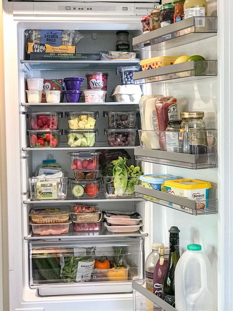 Simple Fridge Organization, Organisation Fridge, Fridge Organising, Organised Fridge, Hinch Cleaning, Small Fridge Organization, Fridge Organisation, Organized Fridge, Organising Tips