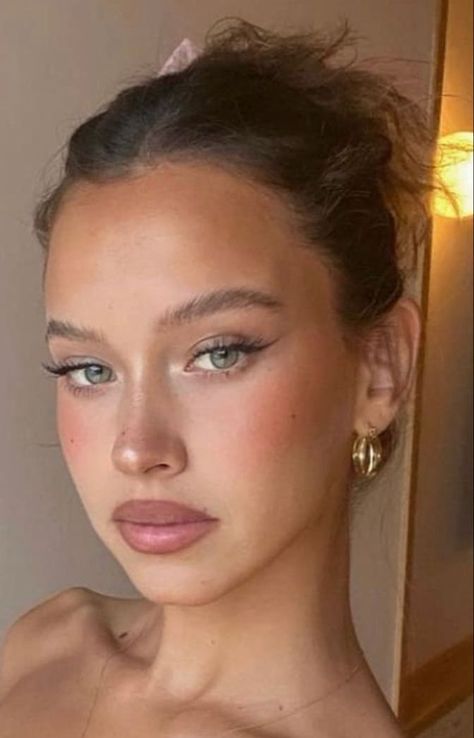 Snatched Natural Makeup, Subtle Dewy Makeup, Sunkissed Look Make Up, Classy Makeup Aesthetic, Aesthetic Formal Makeup, Understated Bridal Makeup, Natural Lashes Makeup, Soft Brown Eyeliner Look, Isabelle Mathers Makeup