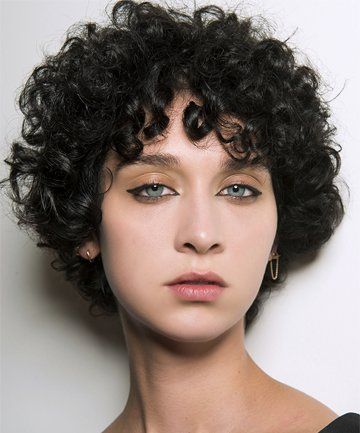 15 Cute Haircuts for Growing Out Hair Without Awkardness Growing Out Hair, Curly Pixie Haircuts, Cute Short Haircuts, Cute Haircuts, Madame Figaro, Curly Pixie, Growing Out Short Hair Styles, Haircuts For Wavy Hair, Kids Hair Cuts