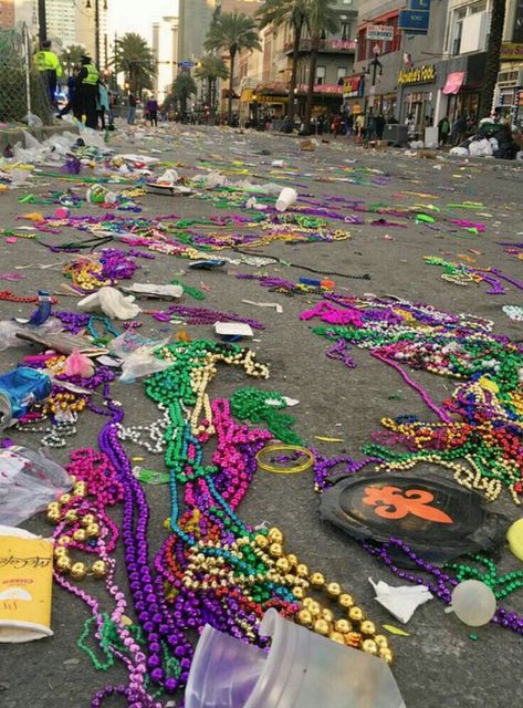 New Orleans nach dem Mardi Gras Mardi Gras Photos, New Orleans Voodoo, Mardi Gras Costumes, Mardi Gras Parade, New Orleans Mardi Gras, Ash Wednesday, Mardi Gras Decorations, New Orleans Travel, Mardi Gras Beads