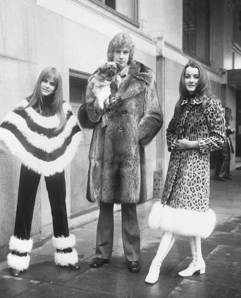 Trousers, Photograph, Style, Coat, Monochrome, Street fashion, Jacket, Fur, Snapshot, Photography, Look Disco, Sparkly Tights, Poncho Outfit, Bianca Jagger, 70s Look, Tiger Skin, Lauren Hutton, Tony Curtis, Seventies Fashion