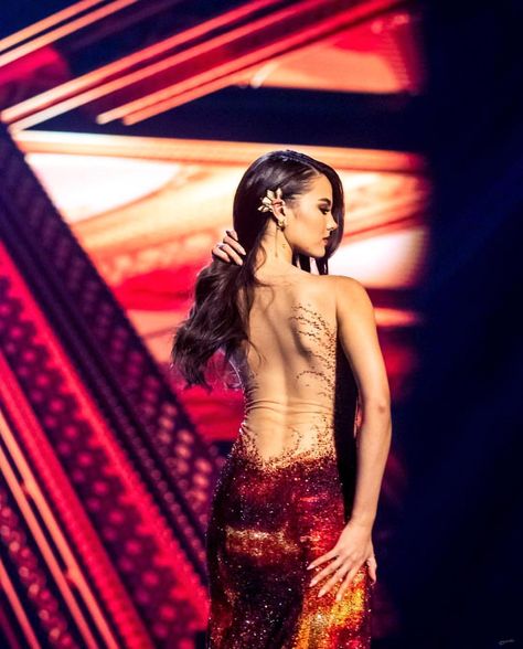 Her Iconic Pose 🇵🇭 @catriona_gray . . . #missuniverse #missuniverse2018 #missphilippines #catrionagray Lava Dress Catriona, Catriona Gray Lava Gown, Catriona Gray Gown, Lava Gown, Pageant Preparation, Catriona Gray Miss Universe, Lava Dress, Pageant Aesthetic, Miss Universe Dresses