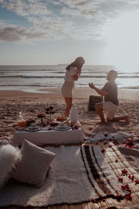 Pedido de casamento criativo: um piquenique romântico na praia Proposal Beach, Dream Dates, Rich Women Lifestyle, Beach Proposal, Enchanted Forest Wedding, Wife To Be, Romantic Proposal, Perfect Proposal, Vision Board Affirmations