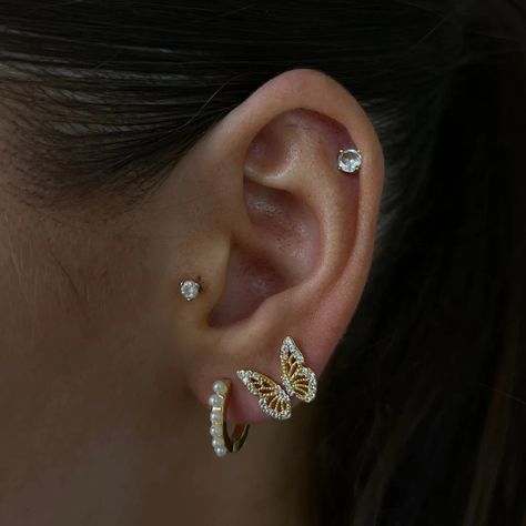 Minimalist Ear Piercings Ideas Classy, Earring Combos, Pretty Stacks, Ear Piercings Earrings, Butterfly Piercing, Pearl Huggies, Ear Stacks, Earring Stacks, Ear Peircings