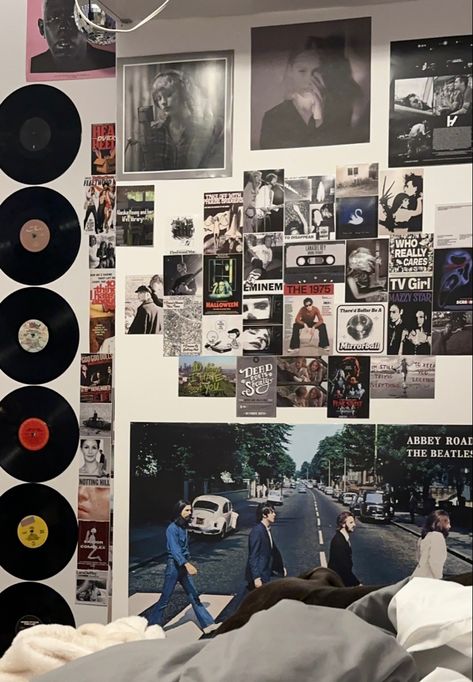 Room Ideas With Vinyl Records, College Dorm Room Ideas Music, Rapper Room Aesthetic, Vinals In Room, Room Ideas Rock Aesthetic, Vintage Retro Room Ideas, Aesthetic Room Ideas Posters, Music Posters Room Decor, Rnb Room Decor