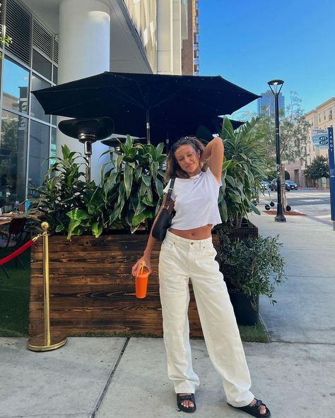 @eliannaarvizu in our easy-wearing Moss - Organic Denim Carpenter Jeans - Off White 👖 Outfit Inspo With White Jeans, All White Outfit Jeans, White Jeans Style, White Denim Outfits For Women, Fits With White Jeans, How To Style White Jeans, Off White Jeans Outfit, Carpenter Jeans Outfit, White Jeans Summer Outfit