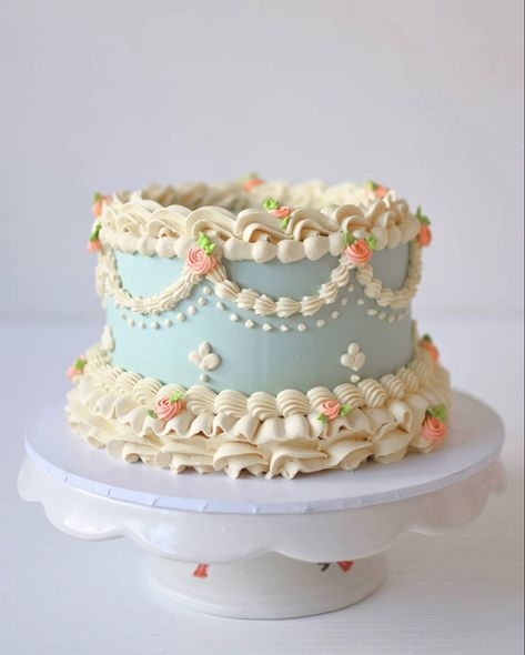 Pastel Cake Designs Birthday, Old Fashion Cakes Decorating, Old Fashion Cake Design, Cake Decorating Two Tier, How To Decorate A Fake Cake, Vintage Inspired Birthday Cakes, 1 Tier Birthday Cake For Women, Antique Birthday Cake, Vintage Carrot Cake