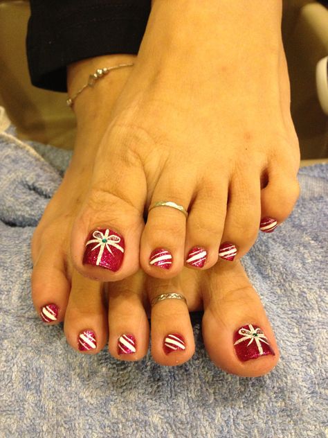 Christmas Nail Designs For Toes, Christmas Nails Pedicure, Christmas Toenails 2023, Christmas Toenails Designs Toe, Toe Christmas Nails, Christmas Toe Designs, Christmas Pedicure Designs Toe Holidays, Christmas Toe Nails Winter, Xmas Toe Nail Designs