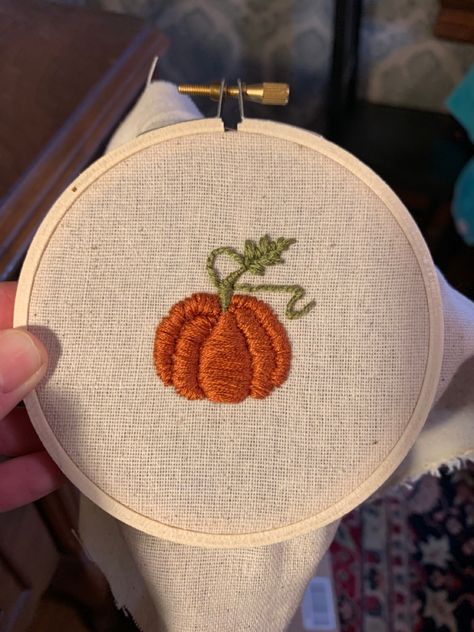 Hand Embroidered Pumpkin, Pumpkin Embroidery Designs, Fall Embroidery Ideas, Embrodiary Design Easy, Embroidery Animals Easy, Watercolor Honeybee, Fall Hand Embroidery, Embroidery Pumpkin, Embroidery Fall