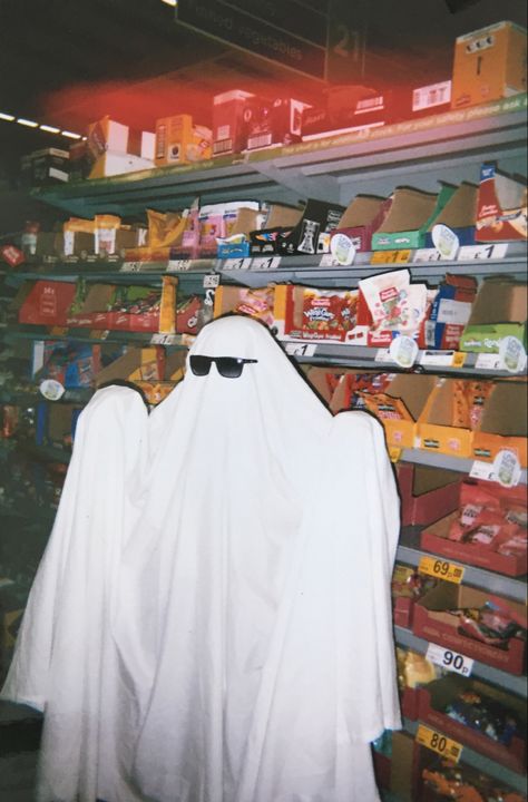 Aesthetic Ghost Halloween Costume, Ghosts Costumes Aesthetic, Sheet Ghost Halloween Costume, Ghost Halloween Costume Aesthetic, Cool Ghost Costume, Sheet Ghost Costume Aesthetic, Vintage Ghost Costume, Ghost Custome Halloween, Halloween Posters Aesthetic