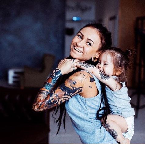 Lovely baby with her mom Tatted Mom Aesthetic, Moms Photography, Parent Tattoos, Biracial Hair, Bad Mom, Body Tattoo, Mommy Workout, Tattoos Art, Mom Art