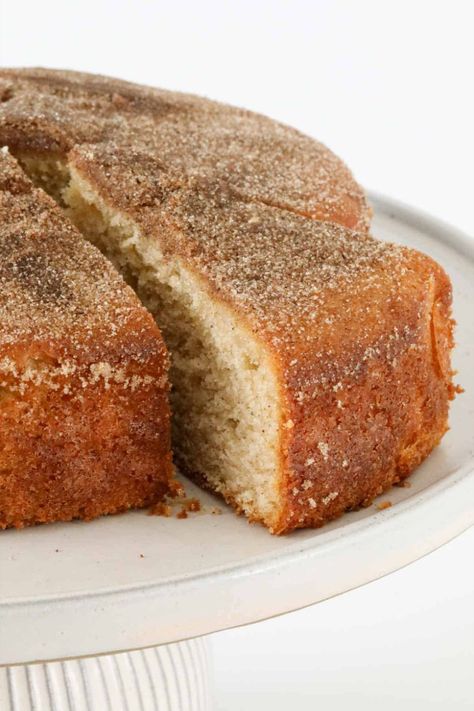 A round tea cake sprinkled with cinnamon sugar. Cinnamon Tea Cake Recipe, Baking With Tea, One Bowl Desserts, Tea Cakes Old Fashioned, Cinnamon Sugar Cake, Cinnamon Cakes, One Bowl Cake, Cinnamon Cake Recipes, Afternoon Tea Cake