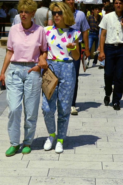 80s fashion street 80s Street Style, Moda 80s, 80s Fashion Women, 80s Inspired Outfits, 1980s Fashion Trends, Look 80s, Fashion Guys, Denim Retro, 80s Fashion Trends