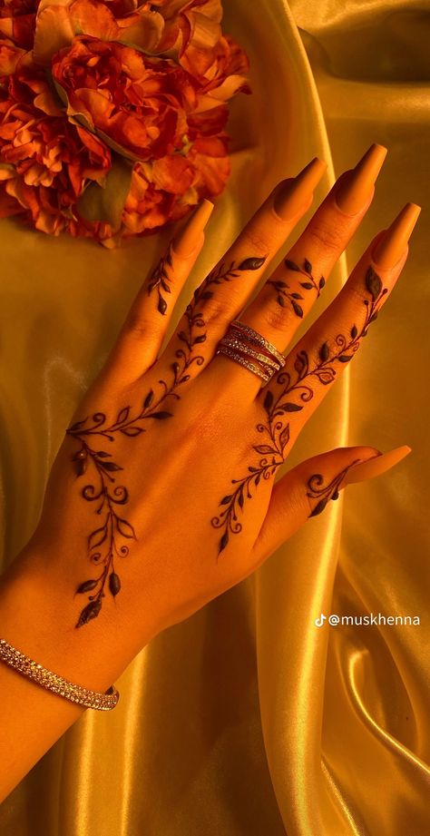 Flower Tattoos Easy, Tattoo Hand Designs, Cute Flower Tattoos, Mehndi For Beginners, Bangs Over 50, Mehndi Ideas, Cute Henna Designs, Modern Mehndi, Jagua Henna