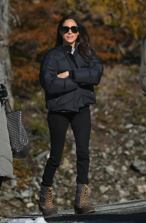 Meghan Markle’s Best Shoe Styles Through the Years, Photos – Footwear News Le Chameau Boots, Meghan Markle Hair, Estilo Meghan Markle, Camp Dress, Meghan Style, Family Gossip, Meghan Markle Outfits, Meghan Markle News, Winter Training