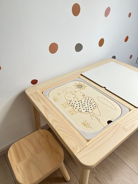 Holzplatte für Trofast Box. Fördert spielerisch die Feinmotorik der Kinder. Kombinierbar mit dem Flisat Tisch. Trofast Ikea, Ikea Flisat, Ikea Trofast, Toddler Table And Chairs, Toddler Table, Table And Chair, Toddler Toys, Table And Chairs, Baby Toys