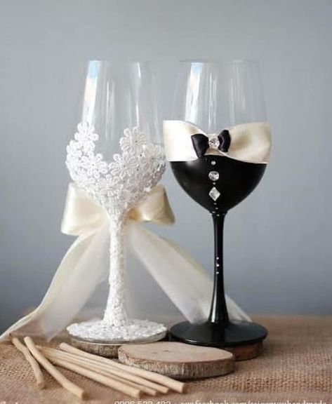 Wedding Wine Glasses Bride And Groom, Champagne Glasses Decorated, Wedding Toasting Glasses, Bride And Groom Glasses, Wedding Wine Glasses, Wedding Champagne Glasses, Diy Wine Glasses, Decorated Wine Glasses, Wine Glass Crafts