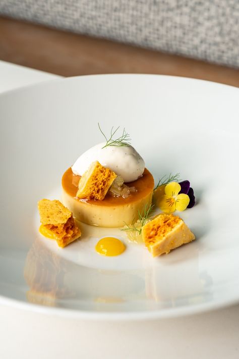 Creme Caramel Aesthetic, Cream Caramel Plating, Lemon Plated Dessert, Savory Frosting, Flan Plating, Fine Dining Desserts Michelin Star, Gourmet Desserts Presentation, Flan Recipes, Fine Desserts