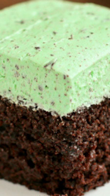 Chocolate Cake with Fluffy Mint Chocolate Chip Buttercream ~ The best chocolate cake recipe ever, piled high with irresistibly fluffy mint flavored frosting... It’s crazy awesome! Cupcakes Oreo, Mint Desserts, Mint Chocolate Cake, Cookies Cupcake, Mint Cake, Coconut Dessert, Amazing Chocolate Cake Recipe, Mint Chocolate Chip, Gateaux Cake