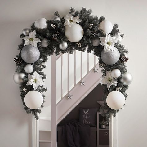 Christmas Bauble Arch, Christmas Arches Indoor, Christmas Decor Arch, Garland Over Arched Doorway, Over Door Christmas Garland, Diy Bauble Garland, Christmas Door Arch Decorations, Door Frame Christmas Decorations, Bauble Arch