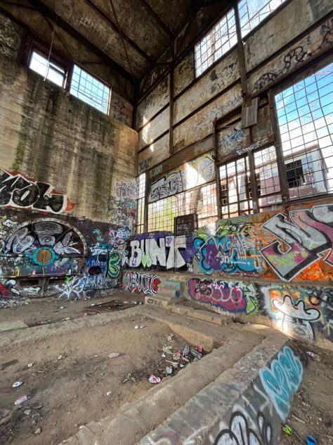 Explore Abandoned Places, Abounded Places Aesthetic, Abonded Places Graffiti, Urban Exploration Aesthetic, Exploring Abandoned Places Aesthetic, Urbex Aesthetic, Abandoned Places Aesthetic, Graffiti Building, Abandoned Graffiti