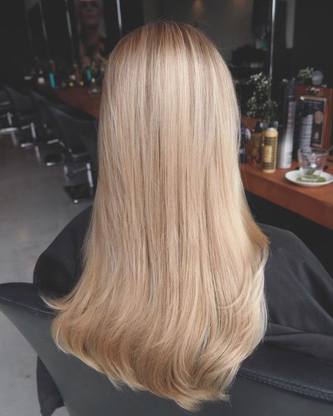 Champagne Blond, Champagne Blonde Hair, Sandy Blonde Hair, Chelsea Houska, Blonde Hair With Roots, Chunky Highlights, Champagne Blonde, Dark Roots Blonde Hair, Honey Blonde Hair