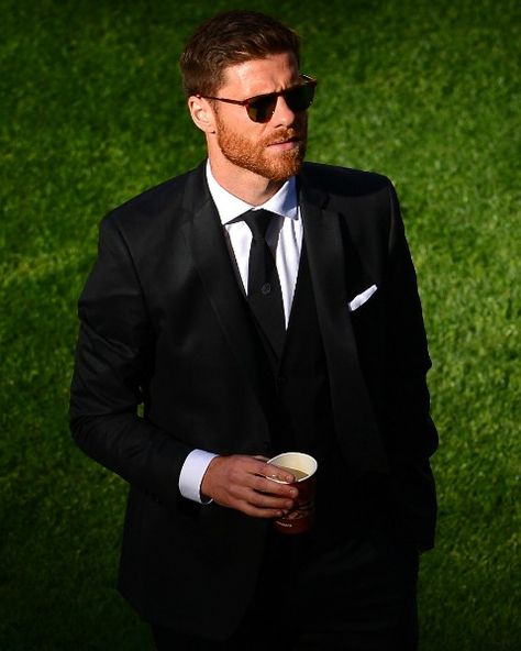 Kanye And Amber Rose, Xavi Alonso, Madrid Football Club, Xabi Alonso, Formal Men Outfit, Real Madrid Players, Lace Dress Styles, Marvel Superhero Posters, Soccer Guys