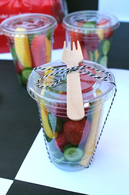 Fruit Containers For Party, Small Fruit Cups For Party, Fruit Dessert Ideas For Party, Selling Fruit Ideas, Fruit Cup Aesthetic, Fruit Packing Ideas, Fruit Cup Ideas, Mini Fruit Cups, Fruit Cups Ideas