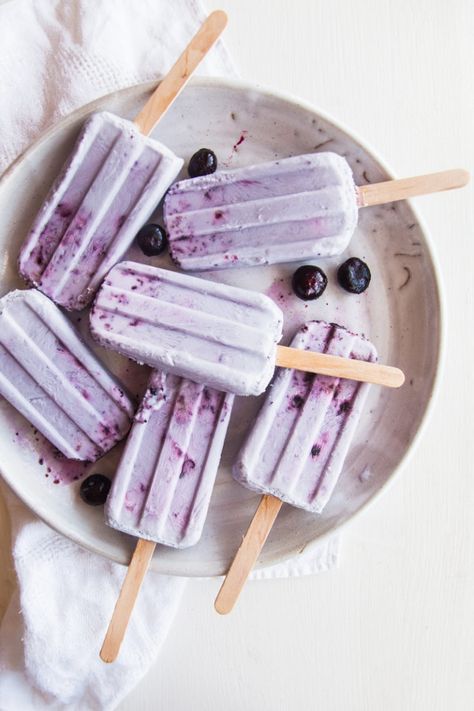 Ice Lolly Recipes, Coconut Blueberry, Vegan Popsicles, Cheesecake Popsicles, Healthy Popsicle Recipes, Coconut Popsicles, Healthy Popsicles, Homemade Popsicles, Vegan Blueberry