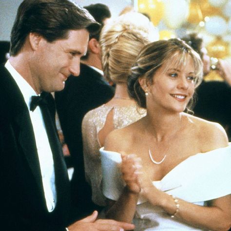 Iconic Movie Scenes, New Years Eve Party Outfits, New Year Eve Movie, Bill Pullman, Birthday Dress 21st, Sleepless In Seattle, Nora Ephron, Good Movies On Netflix, Meg Ryan