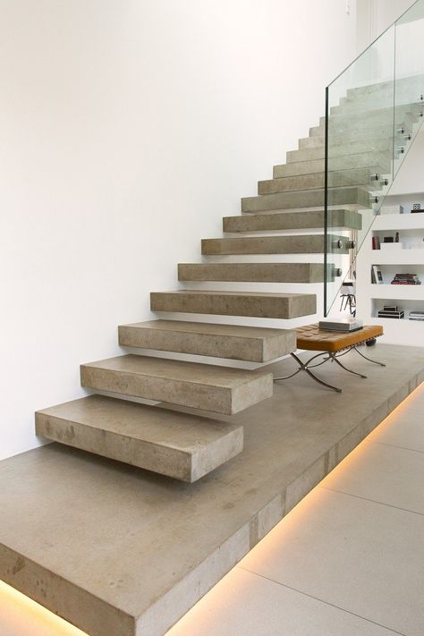 #escalier #beton design raffiné effet flottant éclairage intégré Painted Concrete Steps, درج السلم, Cantilever Stairs, Concrete Staircase, Staircase Design Modern, Stairs Design Interior, Escalier Design, Concrete Stairs, Stairway Design