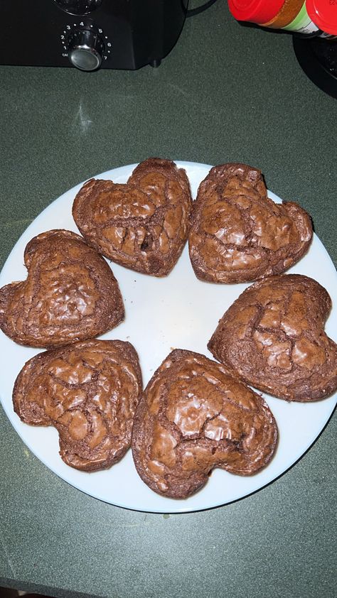 Heart Shaped Brownies, Brownie Hearts, Heart Brownies, Bakery Ideas, I Saw The Light, Brownies, Heart Shapes, Good Food, Yummy Food