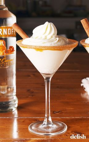 Snickerdoodle Martini, Desserts Cinnamon, Best Martini Recipes, Winter Cocktails Recipes, Cinnamon Caramel, Vodka Soda, Thanksgiving Cocktails, Seasonal Drinks, Winter Cocktails