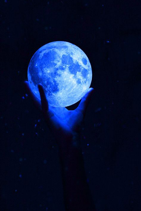 Holding The Moon, Image Bleu, Photo Bleu, Blue Neon Lights, Blue Aesthetic Dark, Ravenclaw Aesthetic, Istoria Artei, Dark Blue Wallpaper, Everything Is Blue