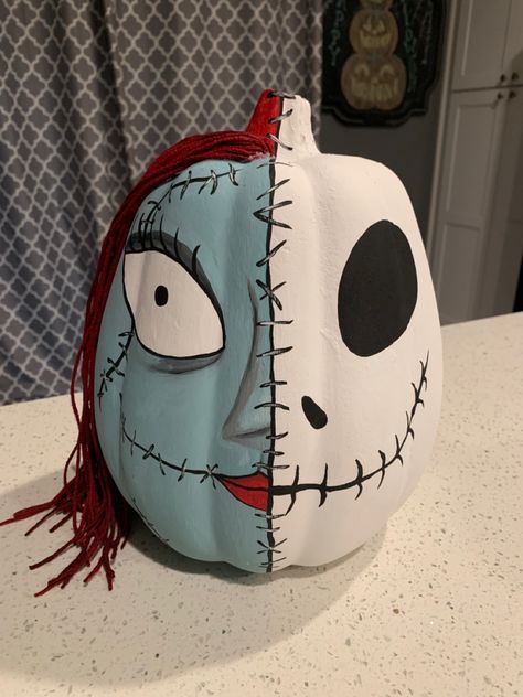 Jack and Sally split face pumpkin Nightmare Before Christmas Pumpkin Paint, Jack And Sally Pumpkin, Amazing Painting Ideas, The Nightmare Before Christmas Pumpkin, Sally Pumpkin, Disney Pumpkin Painting, Calabazas Halloween, Book Character Pumpkins, Story Book Pumpkin