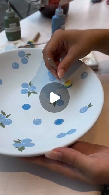 Clay Plates Design Patterns, Painted Dish Ideas, Blue Pottery Painting Ideas, Painting Ideas For Plates, Paint Blueberries, Cute Plate Designs, Paint A Pot Ideas, Creative Space Keramik Ideas, Ceramic Bowl Designs