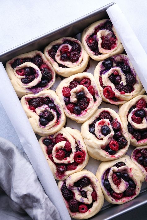 Berry Sweet Rolls, Sweet Roll Recipe, Sweet Dough, Sweet Rolls, Think Food, Sweet Roll, Video Content, Just Desserts, Sweet Recipes