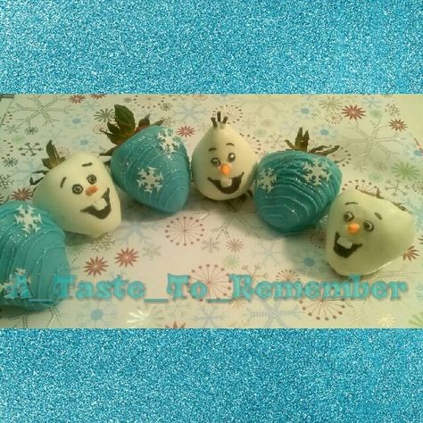 Frozen inspired chocolate covered strawberries.  Olaf inspired strawberries and blue dipped strawberries with snowflake sprinkles and edible glitter by A Taste To Remember. Blue Dipped Strawberries, Creative Deserts, Strawberry Decor, Pop Ideas, Chocolate Covered Fruit, Dipped Strawberries, Chocolate Covered Treats, Christmas Foods, Chocolate Favors