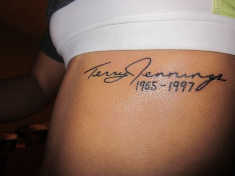 My first tattoo. My dad's exact signature and his dates <3 Signature Tattoo Placement, Signature Tattoo, Rip Tattoo, Anker Tattoo, Date Tattoos, Remembrance Tattoos, Geniale Tattoos, Dope Tattoos For Women, Dad Tattoos