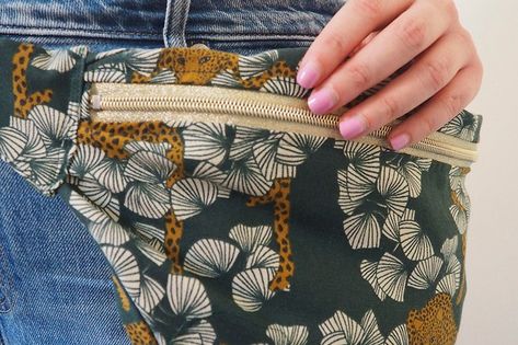 Fanny packs (also known as bum bags) are back! Make your own version of this 80s accessory with our free fanny pack pattern by Karoline Dahrling Hughes. Hip Bag Pattern Free, Free Fanny Pack Pattern, Fanny Pack Sewing Pattern, Waist Bag Pattern, Bum Bag Pattern, Hip Bag Pattern, Basic Sewing Kit, Fanny Pack Pattern, Messenger Bag Patterns