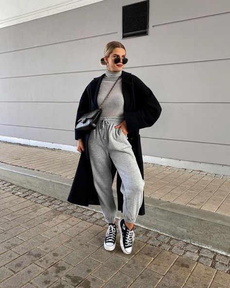 Ideas para usar tus Joggers con este friito | Es la Moda Work Fall Outfits, Outfit Jogging, Gray Sweatpants Outfit, Joggers Outfit Women, Fall Outfits 2023, Fall Outfit Inspiration, Look Adidas, Outfits For Work, Fall Trends Outfits