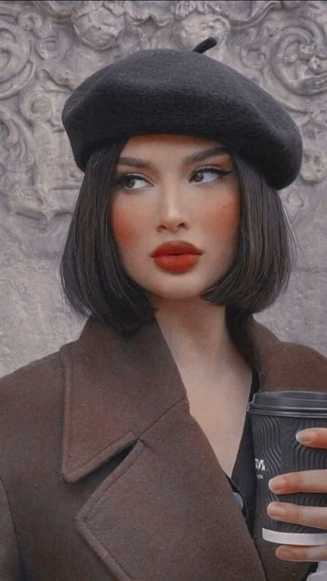 Beret Hat Short Hair, Beret Short Hair, Outfits With Berets, Baret Outfit, Hat With Short Hair, Hats Short Hair, Beret Outfit, Basic Hairstyles, Bold Makeup Looks