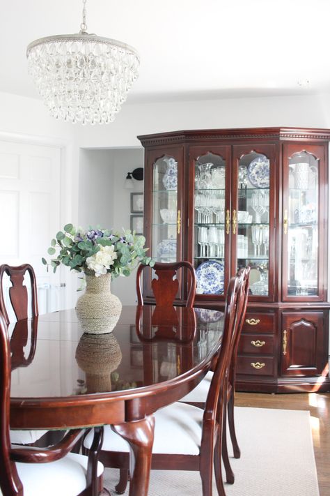 Dining Room Mahogany Table, Painted Cherry Dining Room Furniture, Traditional Home Dining Room, Cherry Wood Dining Room Decor, Thomasville Dining Room Set, Dining Room With China Cabinet, Cherry Wood Dining Room, Southern Dining Room, Cherry Dining Room