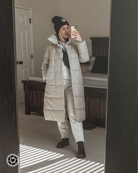 Long Puffer Coat Outfit, Outfit For Cold Weather, Long Jacket Outfit, Puffer Coat Outfit, Grey Puffer Coat, Black Belt Bag, Puffer Jacket Outfit, Carhartt Beanie, Lounge Wear Set