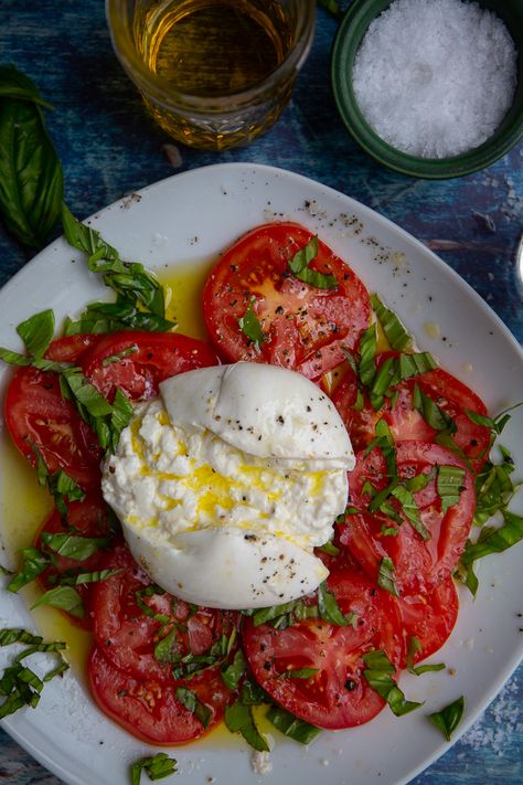 Caprese Salad With Burrata Cheese, Caprese Dishes, Salad Burrata, Burrata Caprese Salad, Burrata Caprese, Brussel Sprout Salad Recipes, Appetizers Cheese, Sommer Mad, Caprese Salad Recipe